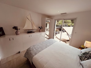 4 habitaciones, tabla de planchar con plancha y cuna de viaje 
