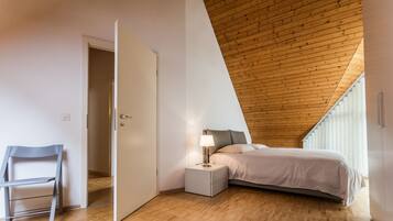 Deluxe Apartment, 2 Bedrooms (Louis de Marval) | Bàn, bàn ủi/dụng cụ ủi quần áo, nôi/giường cho trẻ sơ sinh (phụ phí)