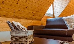 Escritorio, tabla de planchar con plancha, cunas y wifi gratis