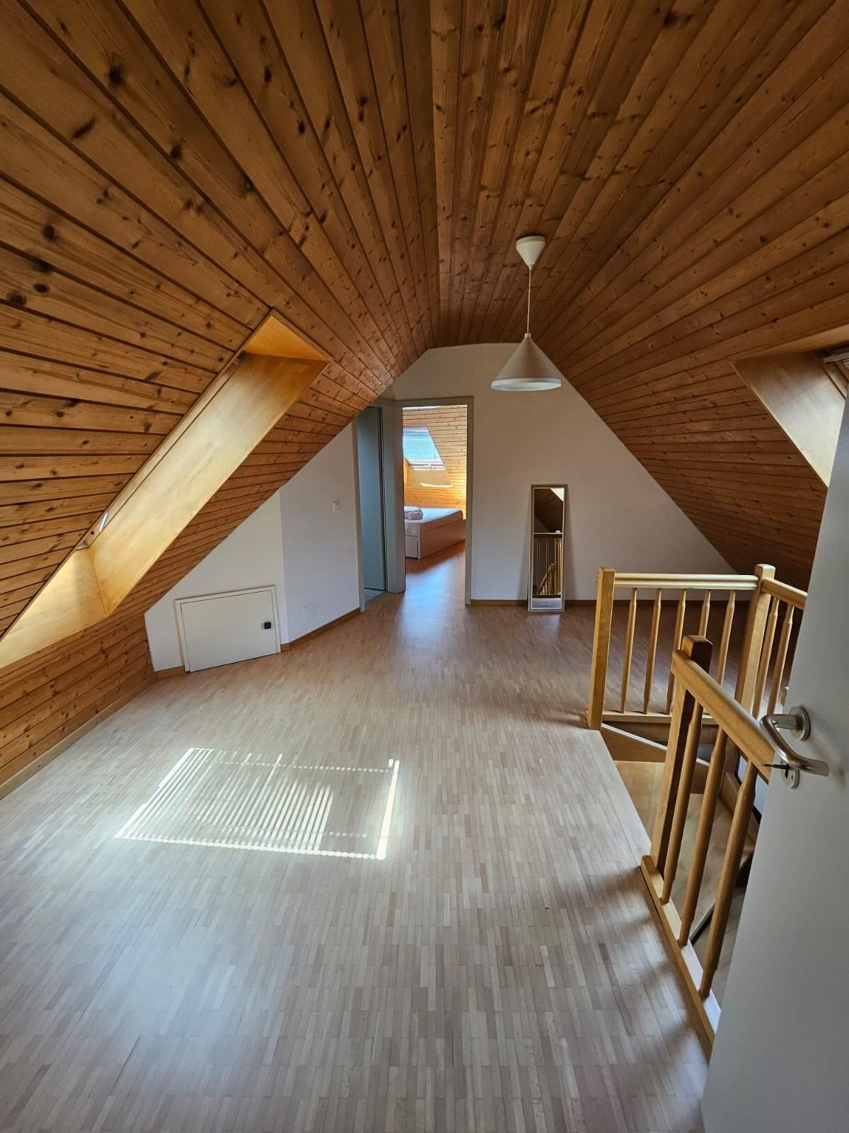 Escritorio, tabla de planchar con plancha, cunas y wifi gratis 