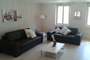 Duplex, 2 Bedrooms (Felix de Marval) | Living room | LCD TV, heated floors