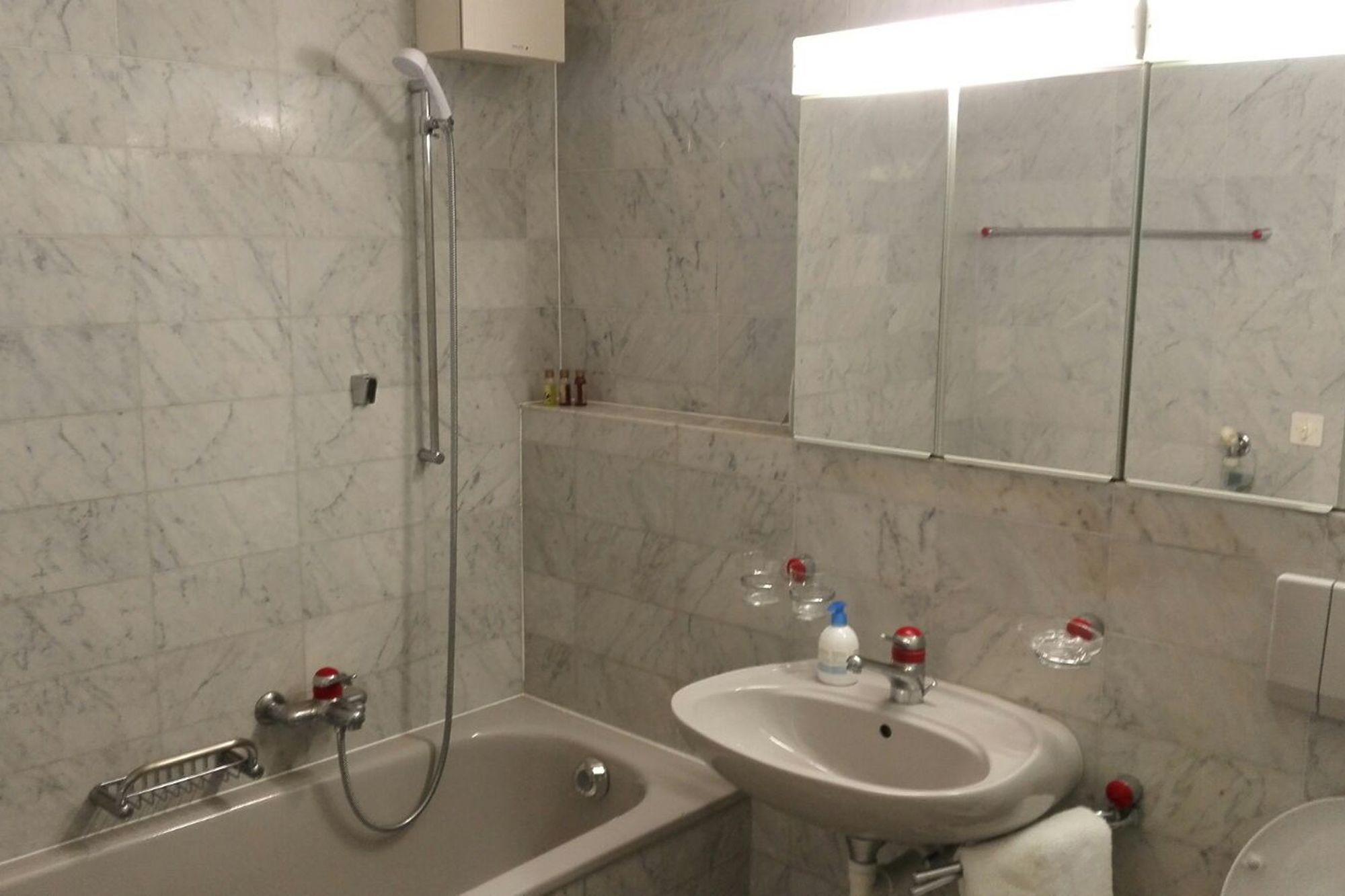 Un baño con bañera, lavamanos y ducha.