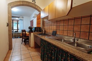 Kühlschrank, Ofen, Herdplatte, Wasserkocher mit Kaffee-/Teezubehör
