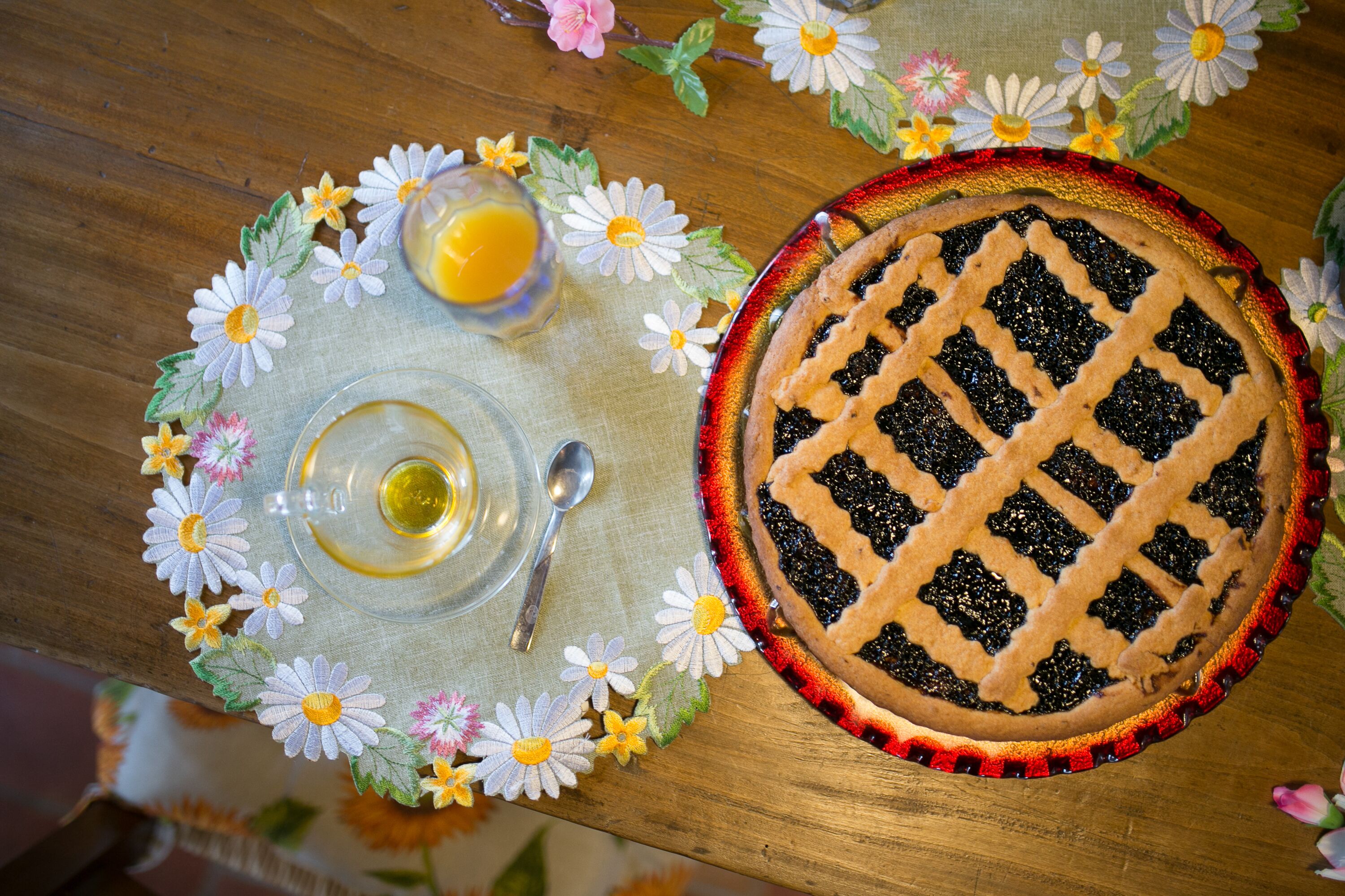 Une tarte sur une table recouverte d’une nappe à motifs floraux.