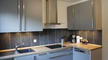 Fridge, microwave, stovetop, dishwasher