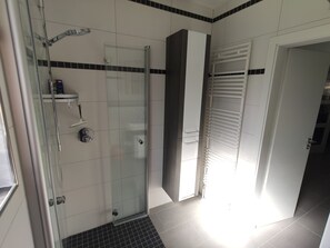 Dusche, Haartrockner, Handtücher, Seife