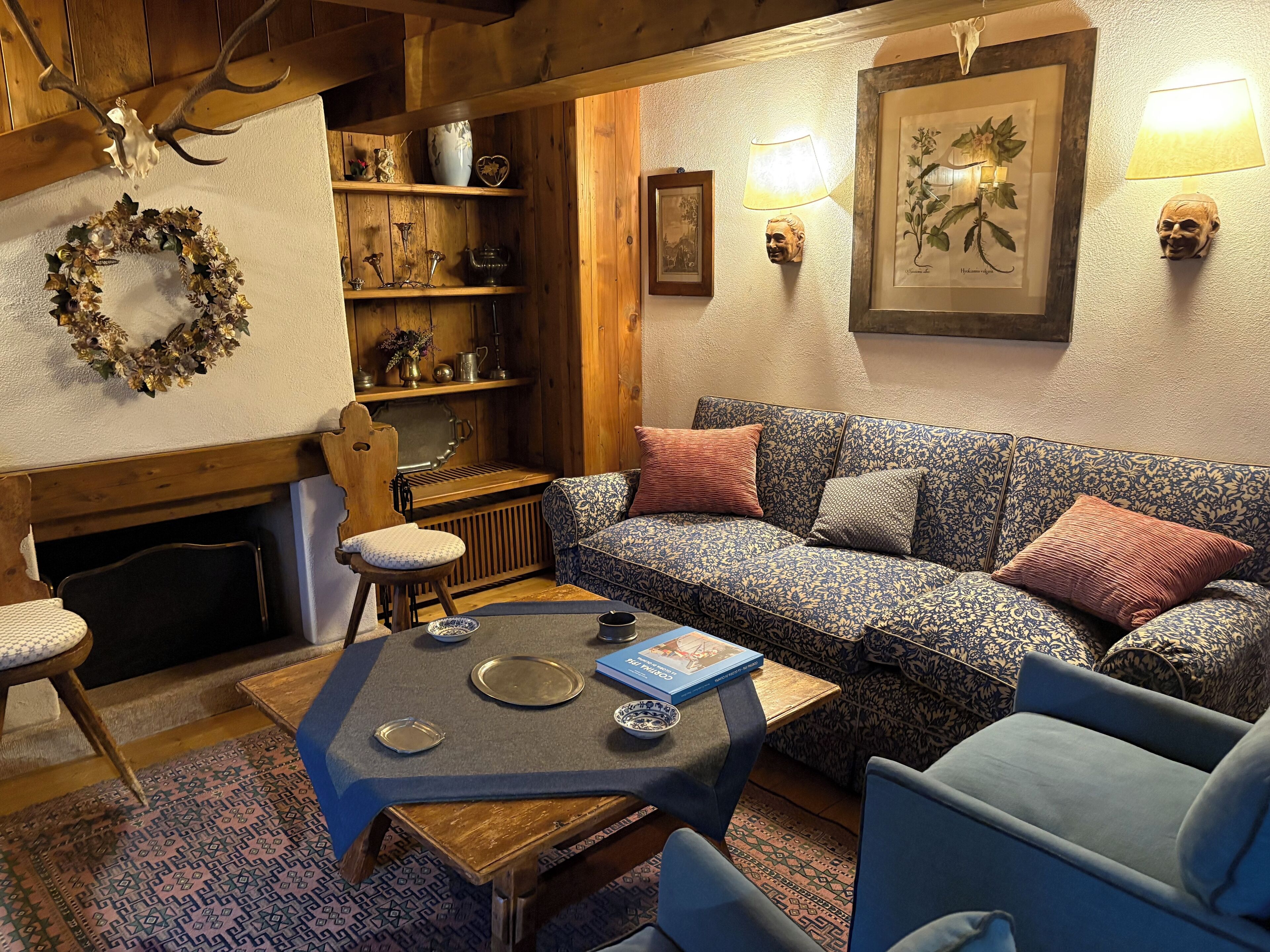 Fernseher, Kamin, Bücher