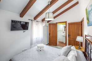 3 slaapkamers, een strijkplank/strijkijzer, reisbedje, gratis wifi