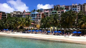 In Strandnähe, Liegestühle, Strandtücher