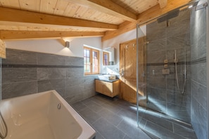 Bathtub, hair dryer - Chalet Riquet - ski-in/out - luxe (Haute-Nendaz)