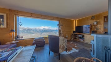 Flat-screen TV, fireplace, DVD player