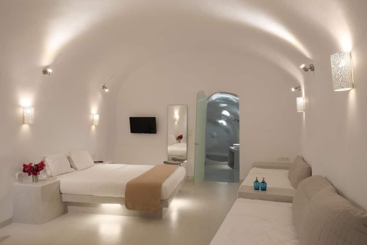 Executive Suite | Minibar, in-room safe, iron/ironing board (on request), WiFi (free)