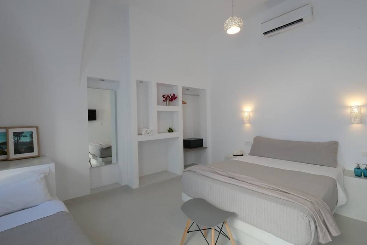 Economy Triple Room | Minibar, in-room safe, iron/ironing board (on request), WiFi (free)