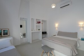 Economy driepersoonskamer | Een minibar, een kluis op de kamer, een strijkplank/strijkijzer