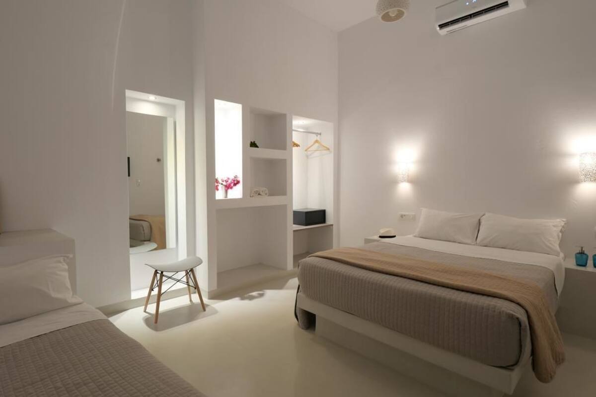 Economy Double Room | Minibar, in-room safe, iron/ironing board (on request), WiFi (free)