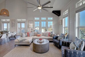 Smart-TV, DVD-spiller, bøker og filmbibliotek