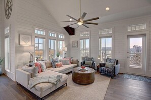 Smart-TV, DVD-spiller, bøker og filmbibliotek