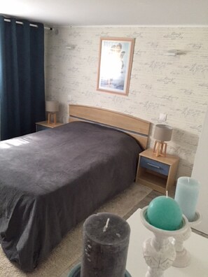 3 bedrooms, desk, travel cot, free WiFi