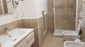 Apartment (Ginestre) | Bathroom - Trieste Center Rooms & Apartments (Trieste)