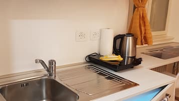 Apartment (Ginestre) | Dapur kecil peribadi | Peti sejuk/penyejuk beku saiz penuh, ketuhar gelombang mikro, dapur