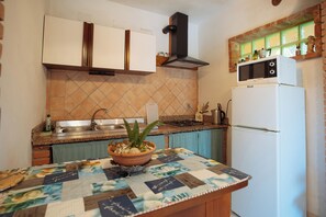 Fridge, microwave, stovetop, electric kettle - Su Prelau Residence - Mirto Studio Apartment - Sardinia South West Coast (GONNESA)