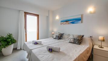 3 slaapkamers, een strijkplank/strijkijzer, gratis wifi, beddengoed