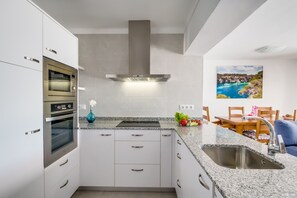 Fridge, microwave, oven, dishwasher - Apartment Port Alcudia Mary seafront (Puerto de Alcudia)