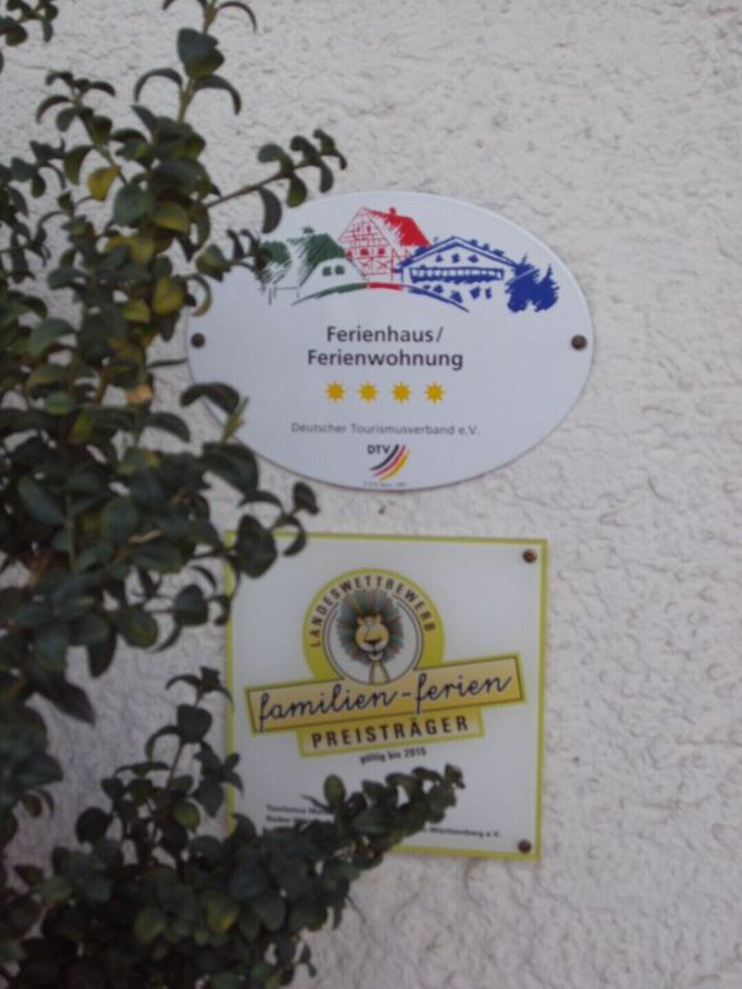 Señal con logotipo y texto que indica un hotel ideal para familias.