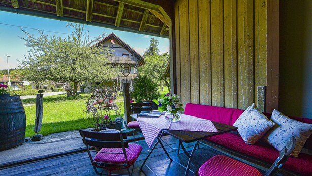 An outdoor seating area with a table, chairs, and a sofa. - An oasis for parents, a paradise for children (Tettnang)