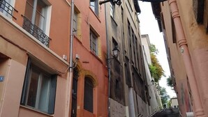 A narrow staircase between buildings with balconies and a metal handrail. - Studio - 2P - Vieux Lyon (Lyon)