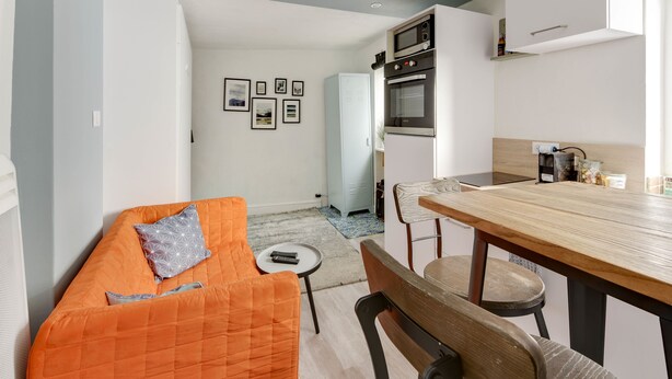 A compact living space with a kitchenette, a dining area, and a seating area with a sofa and chairs. - Studio - 2P - Vieux Lyon (Lyon)