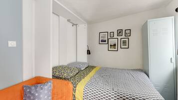 Iron/ironing board, WiFi, bed sheets