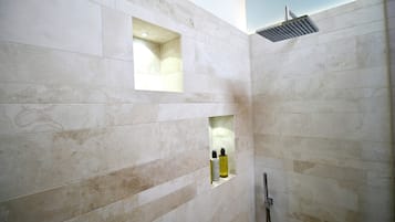 Spacious Top Floor Apartment | Bathroom | Towels