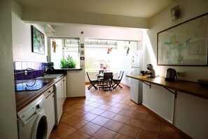 Réfrigérateur, micro-ondes, plaque de cuisson, lave-vaisselle