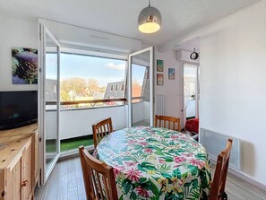 Dining - Central Studio with Balcony, Near Beach & Shops, Sleeps 4 (Merville-Franceville-Plage)