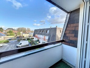 Property grounds - Central Studio with Balcony, Near Beach & Shops, Sleeps 4 (Merville-Franceville-Plage)