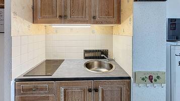 Fridge, microwave, coffee/tea maker, highchair