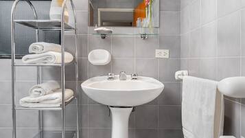 Bañera con ducha, secador de pelo, bidet, toallas