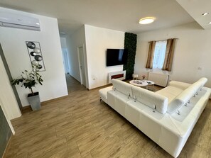 Smart TV, fireplace, video games