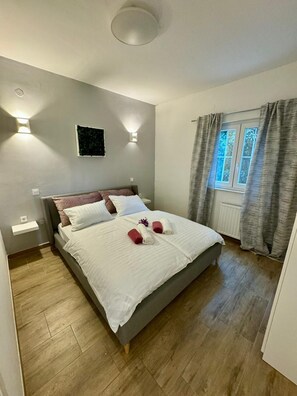 7 bedrooms, travel cot, free WiFi, bed sheets