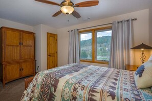 4 bedrooms, iron/ironing board, Internet, bed sheets