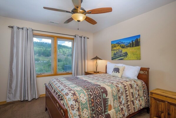 4 bedrooms, iron/ironing board, Internet, bed sheets