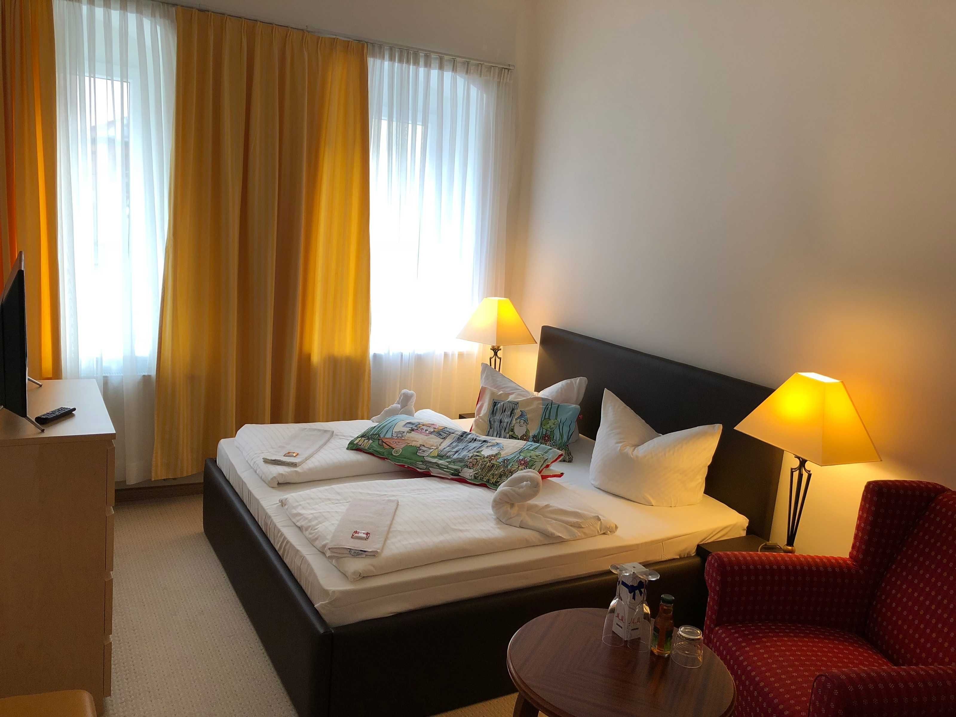 1 bedroom, desk, WiFi, bed sheets