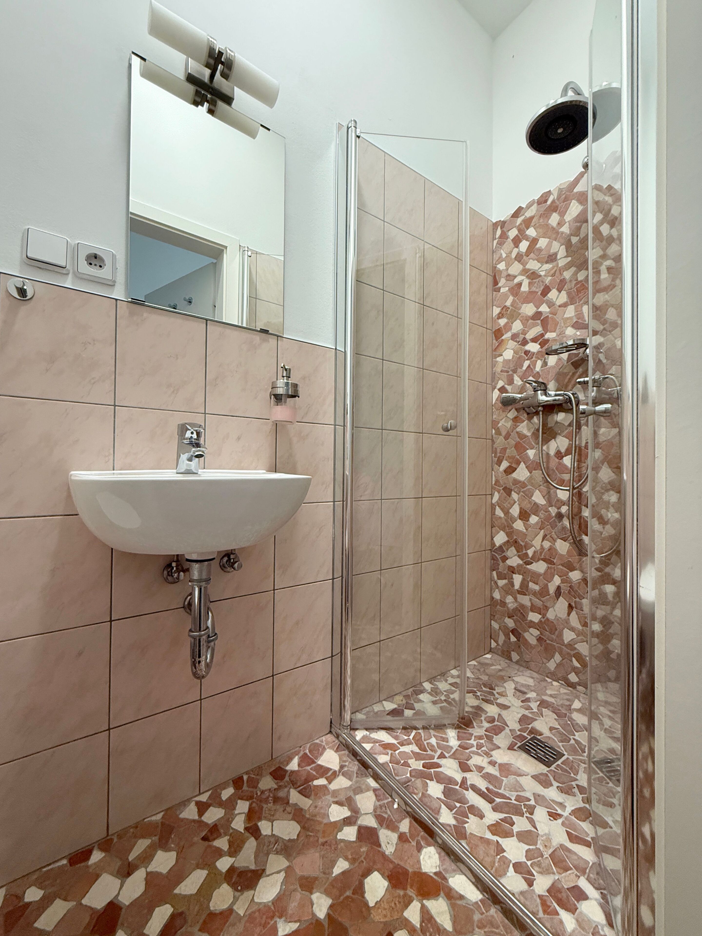 Douche, sèche-cheveux, serviettes fournies