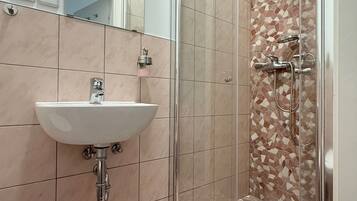 Dusche, Haartrockner, Handtücher