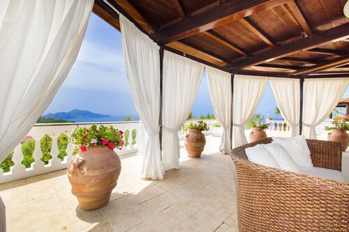 AMORE RENTALS - Villa Giulia with Private Pool, Sea View, Terraces and Parking