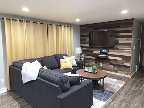  Touchdown!! Updated 5-Star Home w/Party Garage & Fabulous Lambeau Field Views! 