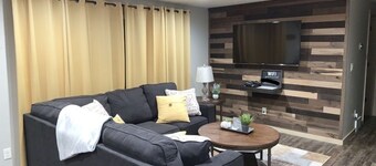 Bare 2 kvartaler til Lambeau Field og Titletown District - Nylig oppusset hjem !!