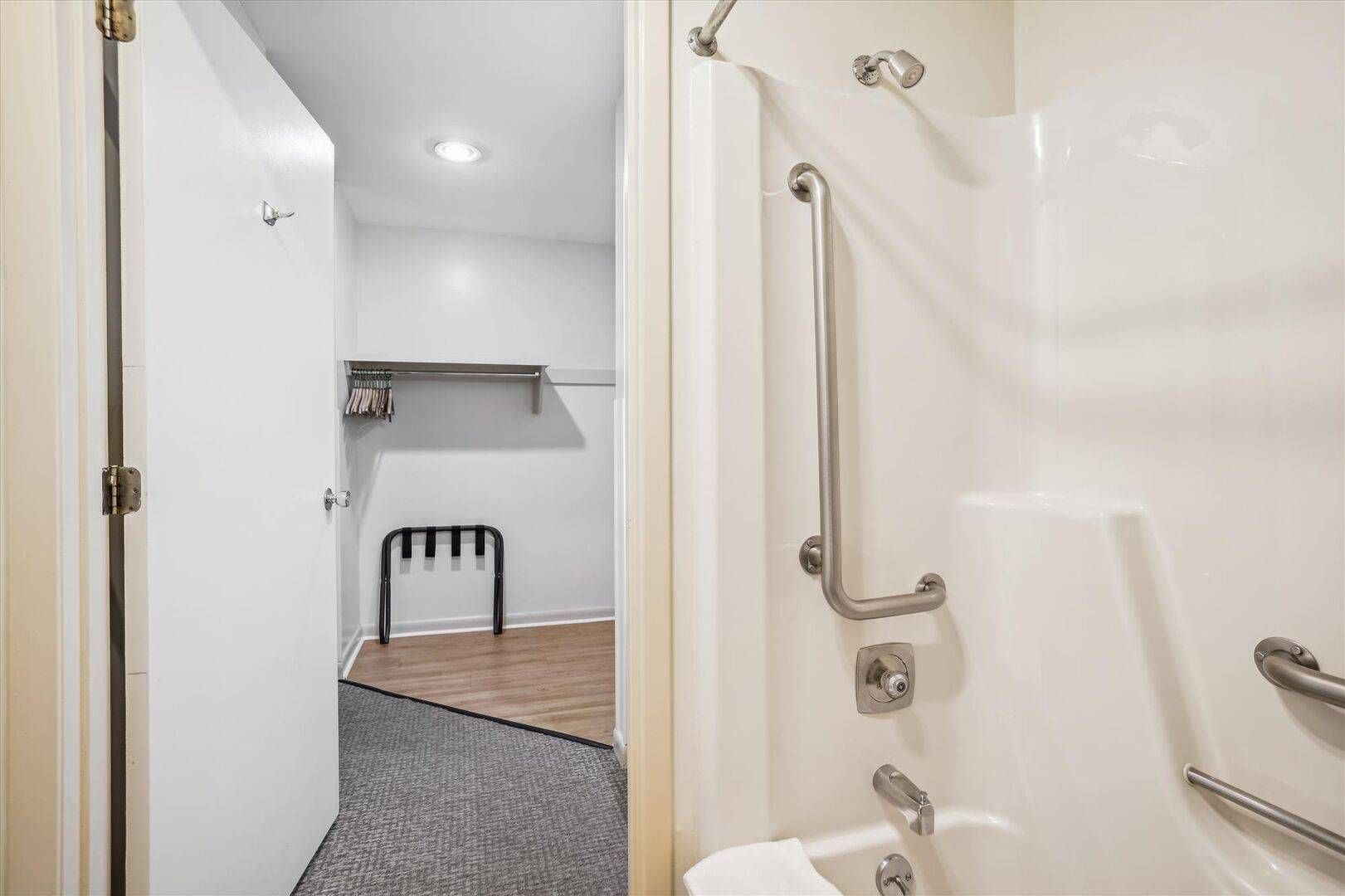 Combined shower/bathtub, hair dryer, towels