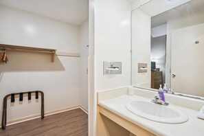 Combined shower/bathtub, hair dryer, towels - 2 Queen bed hotel room/outdoor heated pool 105 (Killington)